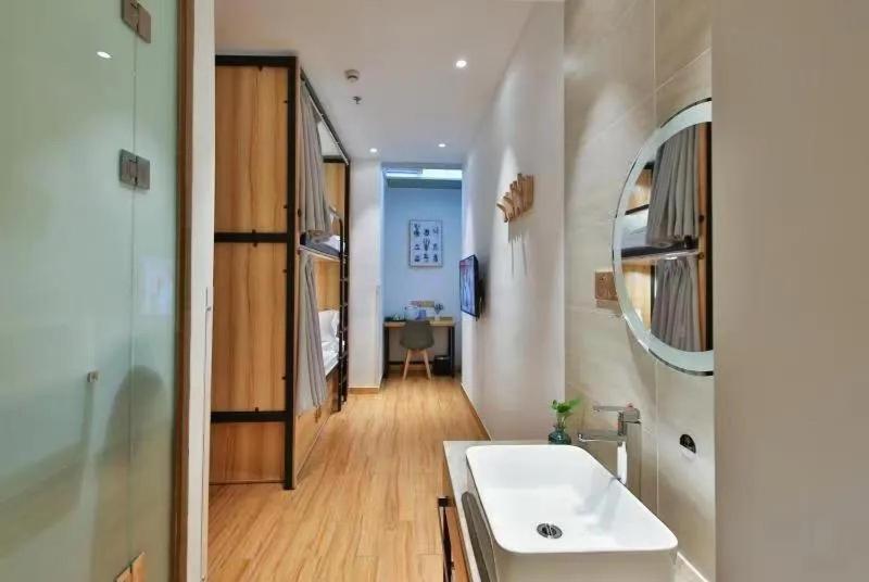 Pengpai Art Youth Hotel 2*