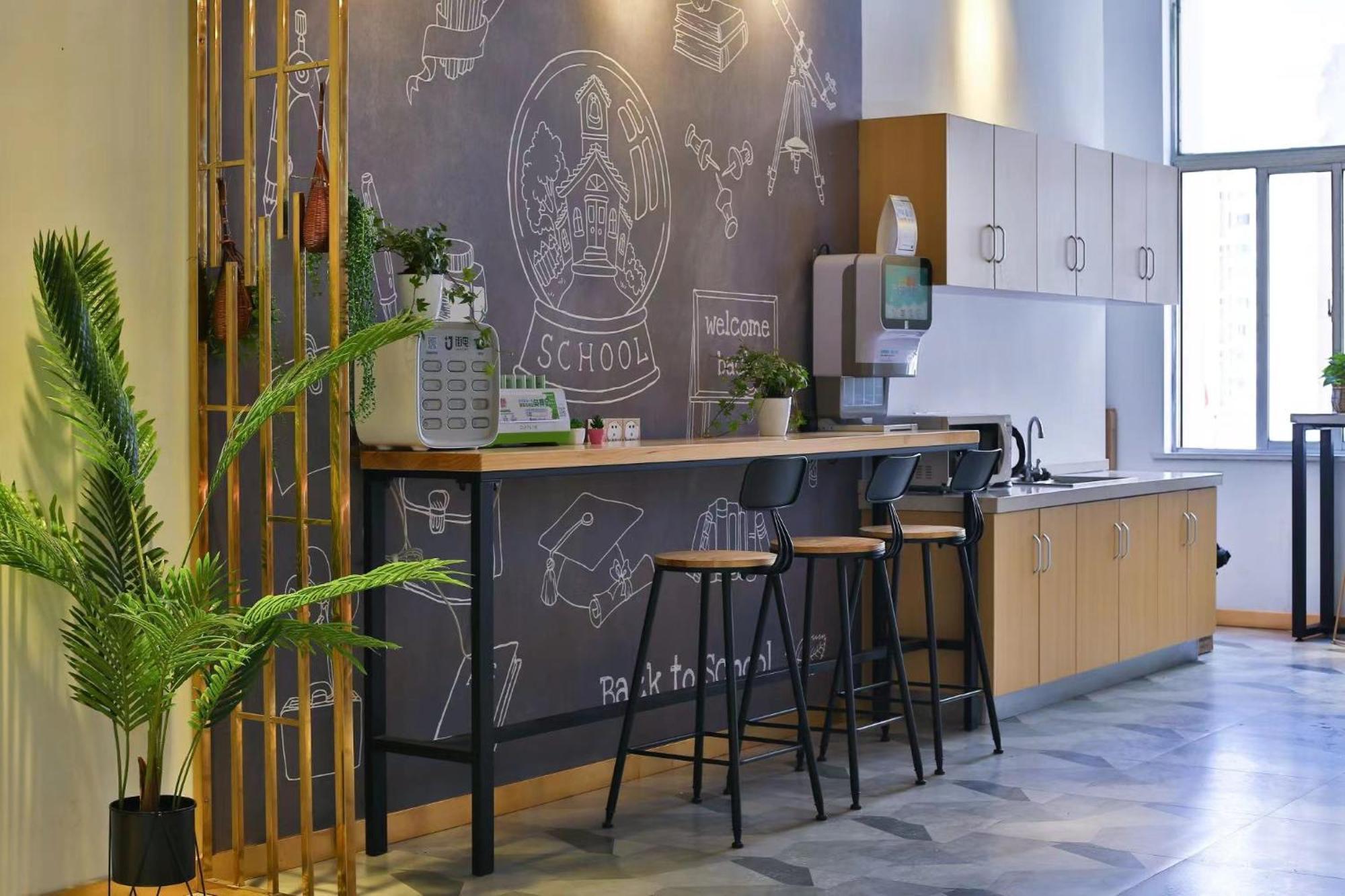 Pengpai Art Youth Hotel 2*